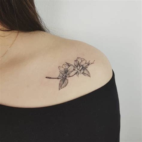 tatuajes en el pecho para mujeres|Tatuajes mujer pecho